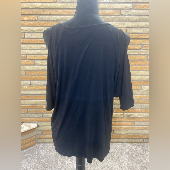 Large cold shoulder top - Picture 2 of 6